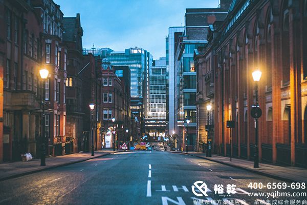 　　隨著城市化進程的加快，樓宇管理逐漸成為現(xiàn)代城市的重要組成部分。樓宇智能管理系統(tǒng)(Integrated Building Management System，簡稱IBMS)應運而生，成為解決樓宇運營管理效率、降低能耗、提升居住與工作環(huán)境的重要工具。本文將詳細探討樓宇IBMS系統(tǒng)的組成、功能、優(yōu)勢以及未來的發(fā)展趨勢。  　　一、什么是樓宇IBMS系統(tǒng)?  　　樓宇IBMS系統(tǒng)是一種集成的管理平臺，通過物聯(lián)網(wǎng)(IoT)、大數(shù)據(jù)、云計算等新興技術(shù)，將建筑內(nèi)各種設備與系統(tǒng)(如空調(diào)、照明、安防、消防、能耗管理等)有效整合，實現(xiàn)集中監(jiān)控與管理。其目的是提升建筑的運營效率、降低能耗、保障居住者的安全，創(chuàng)造更加舒適的環(huán)境。  　　二、樓宇IBMS系統(tǒng)的核心組成  　　1. 監(jiān)控系統(tǒng)：樓宇IBMS系統(tǒng)能夠?qū)崟r監(jiān)控建筑內(nèi)各類設備的運行狀況，如空調(diào)系統(tǒng)的溫度、濕度水平，照明系統(tǒng)的電源狀態(tài)等。這些數(shù)據(jù)可以通過可視化界面直觀展現(xiàn)，便于運維人員快速做出響應。  　　2. 能源管理系統(tǒng)：通過對建筑內(nèi)能耗的實時跟蹤，實現(xiàn)能耗數(shù)據(jù)的分析與優(yōu)化，幫助管理者制定更為科學的能耗策略，降低運營成本。  　　3. 安全與安防系統(tǒng)：集成視頻監(jiān)控、門禁控制、報警系統(tǒng)等，以確保建筑內(nèi)人員及財產(chǎn)的安全。這一模塊能夠?qū)崟r識別異常情況，并立即通知相關人員或部門采取措施。  　　4. 建筑自動化系統(tǒng)：樓宇IBMS系統(tǒng)利用傳感器和控制器實現(xiàn)對建筑內(nèi)部環(huán)境(如溫度、濕度、光照等)的自動調(diào)節(jié)，提升居住舒適度。  　　5. 通訊與網(wǎng)絡系統(tǒng)：為了保障各個系統(tǒng)的高效協(xié)作，樓宇IBMS系統(tǒng)還需要強大的通訊與網(wǎng)絡基礎設施支持。這包括有線網(wǎng)絡、無線網(wǎng)絡和云計算平臺。  　　三、樓宇IBMS系統(tǒng)的功能與優(yōu)勢  　　1. 提升管理效率：樓宇IBMS系統(tǒng)可以將建筑內(nèi)各類設備的操作整合到一個平臺上，管理者通過該系統(tǒng)即可進行智能控制，降低了人力成本，提升了工作效率。  　　2. 降低能耗：通過實時監(jiān)測與數(shù)據(jù)分析，IBMS系統(tǒng)能夠識別能耗異常，并及時進行調(diào)整，幫助建筑降低能耗和運營成本，實現(xiàn)綠色建筑目標。  　　3. 改善居住體驗：樓宇IBMS系統(tǒng)可以根據(jù)使用者的需求自動調(diào)節(jié)室內(nèi)環(huán)境，如調(diào)節(jié)空調(diào)的溫度與濕度、照明的亮度等，確保員工在舒適的環(huán)境中工作，提高工作效率。  　　4. 提高安全性：集成的安防系統(tǒng)能夠?qū)崟r監(jiān)測潛在風險，并及時發(fā)出預警，保障建筑及其使用者的安全。尤其在火災、入侵等突發(fā)事件中，IBMS系統(tǒng)能迅速響應，最大限度地減少損失。  　　5. 可擴展性與靈活性：樓宇IBMS系統(tǒng)具有良好的可擴展性，能夠根據(jù)建筑的不同需求，靈活添加或調(diào)整模塊，確保系統(tǒng)始終適應建筑的運營變化。  　　四、樓宇IBMS系統(tǒng)的應用場景  　　1. 商業(yè)辦公樓：在大型商業(yè)辦公樓中，樓宇IBMS系統(tǒng)能夠?qū)崟r監(jiān)控各項運營數(shù)據(jù)，幫助管理者進行有效的資產(chǎn)管理和空間利用，提升辦公環(huán)境的舒適度和安全性。  　　2. 酒店與會展中心：在酒店及會展中心，IBMS系統(tǒng)可通過智能化管理提升客戶體驗，如智能燈光控制、溫度調(diào)節(jié)等，提升客滿時的運營效率。  　　3. 醫(yī)療機構(gòu)：醫(yī)院等醫(yī)療機構(gòu)對于環(huán)境的要求極高，樓宇IBMS系統(tǒng)可以保證醫(yī)院內(nèi)部空氣質(zhì)量、溫濕度維持在最佳狀態(tài)，保障患者與醫(yī)務人員的安全與舒適。  　　4. 工業(yè)廠房：在工業(yè)企業(yè)中，IBMS系統(tǒng)可以有效監(jiān)控和管理設備的運行狀態(tài)，降低設備故障率，同時優(yōu)化能耗管理，提高生產(chǎn)效率。  　　五、樓宇IBMS系統(tǒng)的未來發(fā)展趨勢  　　1. 智能化水平提升：隨著人工智能及機器學習技術(shù)的發(fā)展，IBMS系統(tǒng)將變得更加智能，能夠根據(jù)歷史數(shù)據(jù)和實時監(jiān)測自動優(yōu)化建筑管理策略。  　　2. 云計算的廣泛應用：未來的IBMS系統(tǒng)將更多地依賴云計算，通過云平臺實現(xiàn)數(shù)據(jù)的存儲、管理與分析，推動建筑管理的數(shù)字化轉(zhuǎn)型。  　　3. 物聯(lián)網(wǎng)技術(shù)的深度整合：IBMS系統(tǒng)將與物聯(lián)網(wǎng)設備深度融合，建立起更為廣泛的智能設備生態(tài)，實現(xiàn)建筑內(nèi)部的全面互聯(lián)與自動化管理。  　　4. 可持續(xù)發(fā)展的推動：環(huán)保與可持續(xù)發(fā)展將是未來IBMS系統(tǒng)發(fā)展的重要方向，樓宇IBMS系統(tǒng)通過實時監(jiān)測與數(shù)據(jù)分析，幫助建筑達到更低的碳排放標準，實現(xiàn)可持續(xù)運營。  　　5. 用戶體驗至上的設計：未來的IBMS系統(tǒng)將更加注重用戶體驗，通過更為簡潔的界面、更流暢的操作流程保障用戶的便捷性，提升用戶對系統(tǒng)的認可度。  　　結(jié)論  　　樓宇IBMS系統(tǒng)作為現(xiàn)代建筑管理的重要工具，憑借其強大的集成能力和智能化管理，為建筑的高效運營、節(jié)能降耗及安全保障提供了有力支持。隨著技術(shù)的不斷進步和發(fā)展，IBMS系統(tǒng)的應用前景將更加廣闊，必將引領未來建筑管理方式的變革。